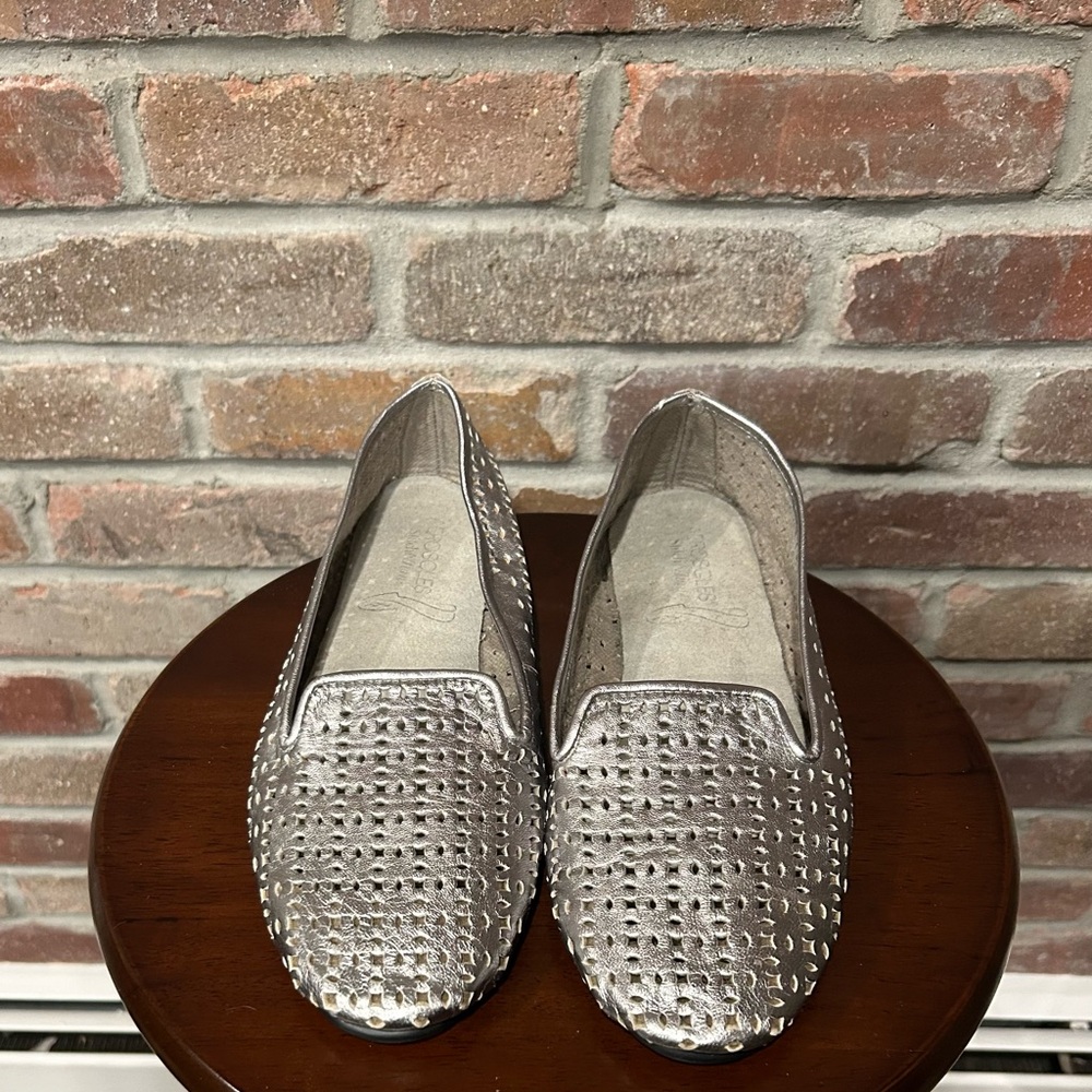 New! Aerosoles Metallic Silver perforated Nubuck Leather Flats Size 9 Never Worn